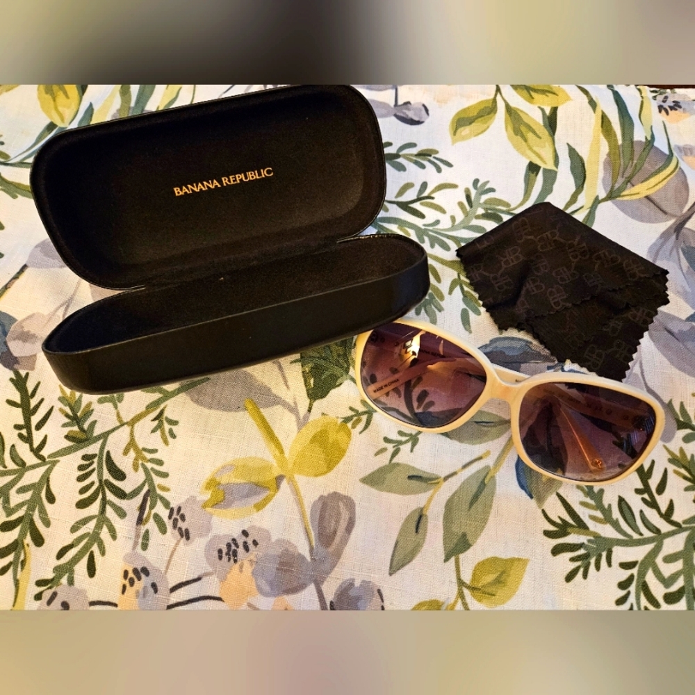 🕶😎BANANA REPUBLIC SUNGLASSES